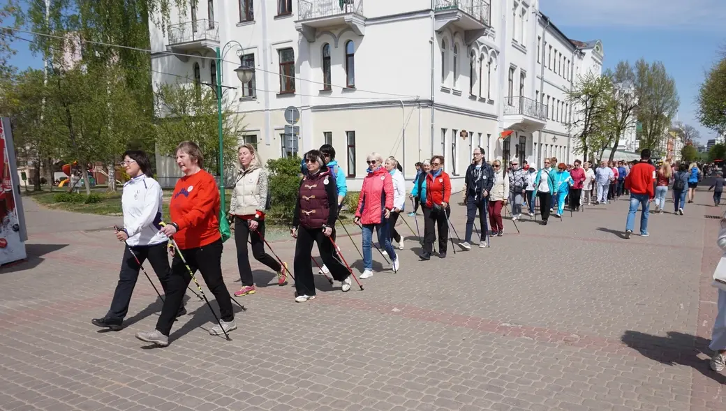 Шествие любителей скандинавской ходьбы в Могилеве 1 мая 2019 года.