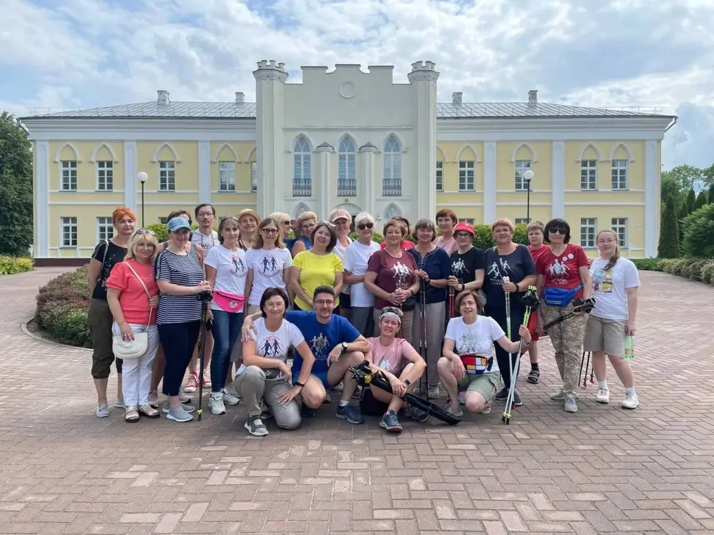 Могилевские любители скандинавской ходьбы в Кричеве. У Дворца Потемкина.