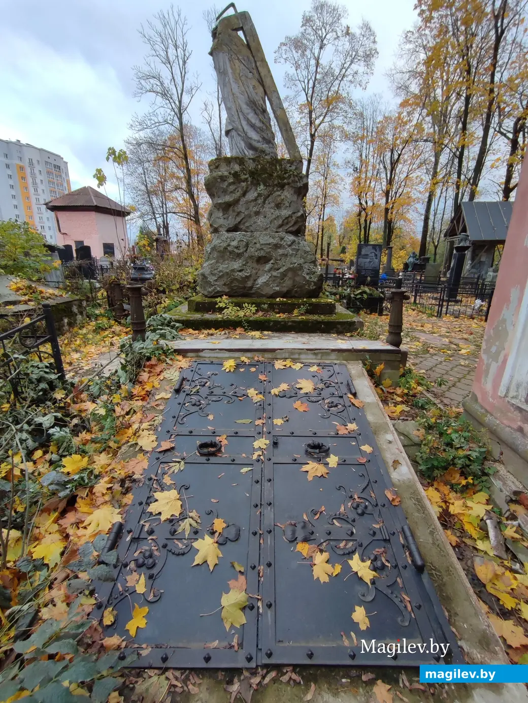Польское кладбище в Могилеве. 29.10.2023 г. Дверь в склеп не сохранилась, новую сделали по копии той, что у могилы князя Техановецкого.
