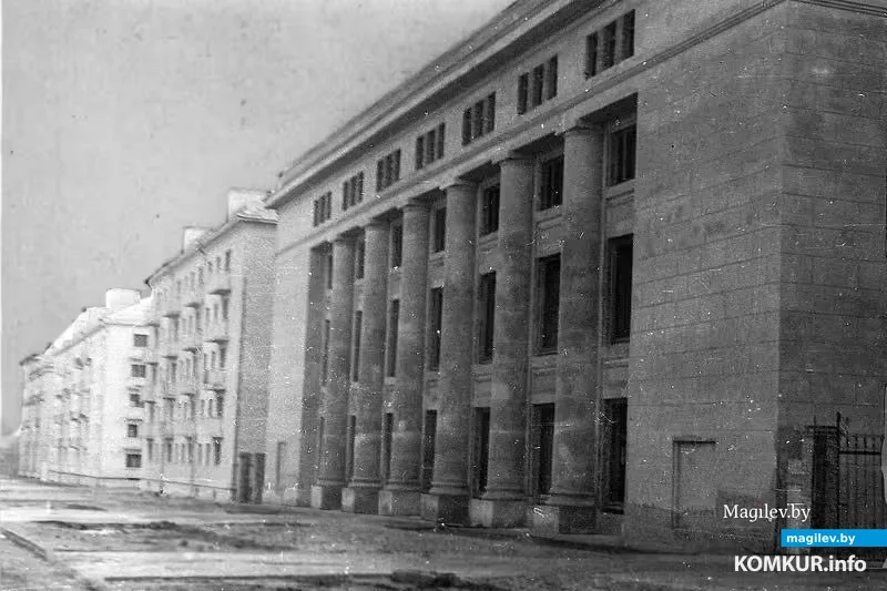 1960 год. Здание универмага сразу после постройки. Пока без названий и вывесок.