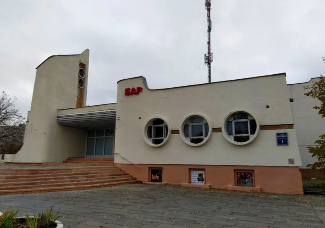 В здании бывшего кинотеатра «Ветразь» в Могилеве готовится к открытию бар. Фотофакт