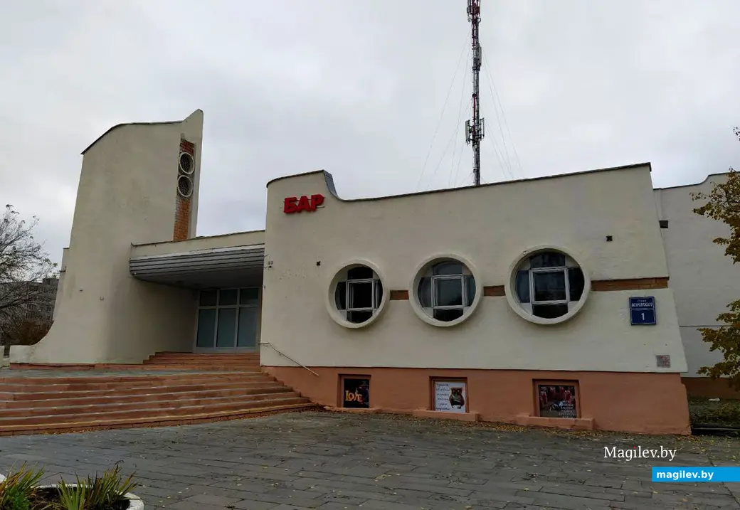 В здании бывшего кинотеатра «Ветразь» в Могилеве готовится к открытию бар. Октябрь 2023 года.