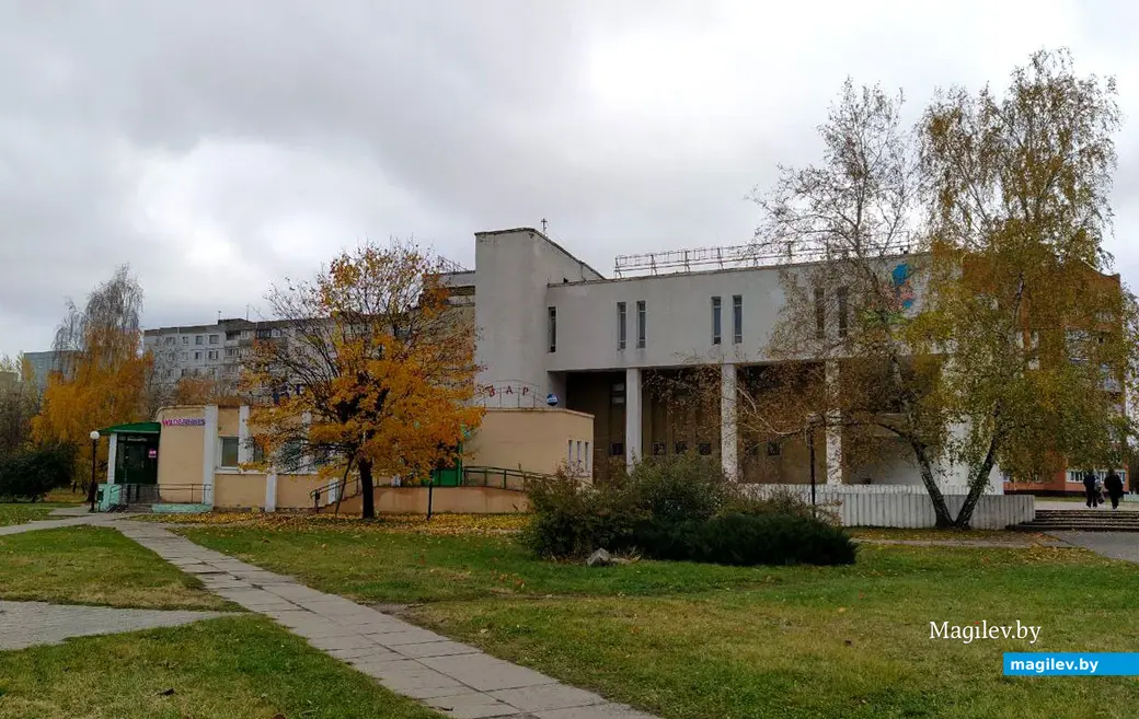 В здании бывшего кинотеатра «Ветразь» в Могилеве готовится к открытию бар. Соседнее здание. Октябрь 2023 года.