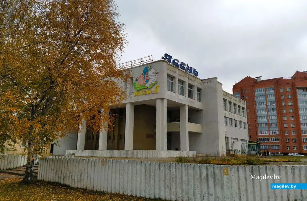 В здании бывшего кинотеатра «Ветразь» в Могилеве готовится к открытию бар. Ресторан Ясень. Октябрь 2023 года.