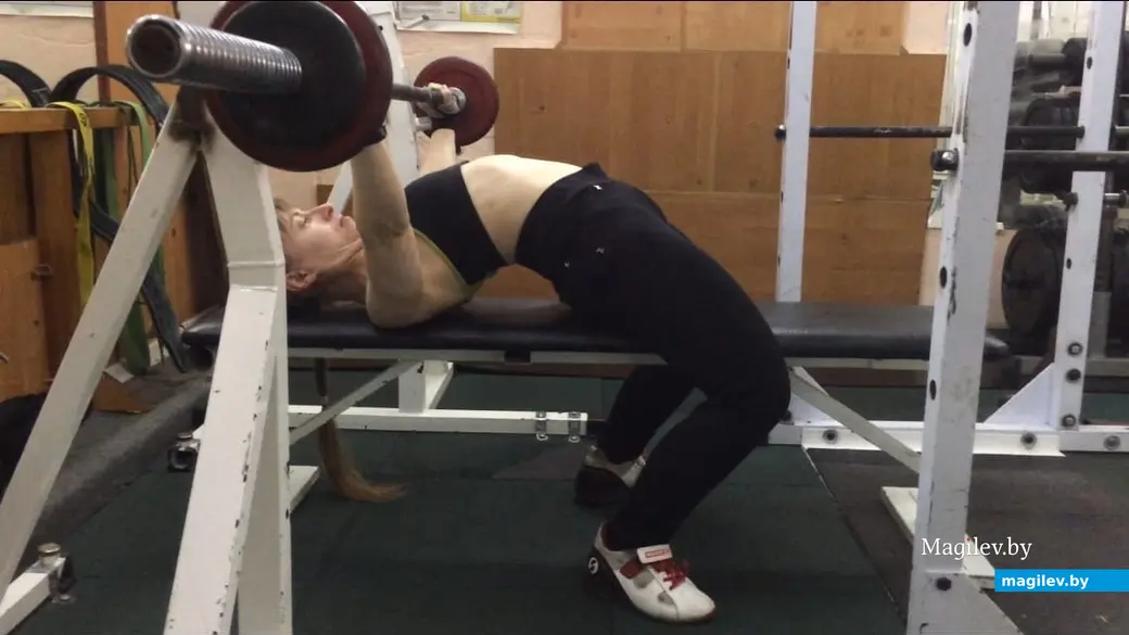 Могилев, 2016 г. Ольга Игнатенко выполняет жим лежа.