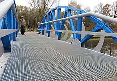 Молодожены замочки не повесят, но и в воду не провалятся. На Дубровенке в Могилеве появился новый мост