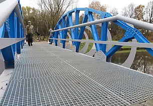 Молодожены замочки не повесят, но и в воду не провалятся