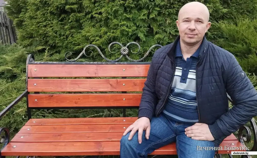 Павел Малахов из Кировска со своими изделиями