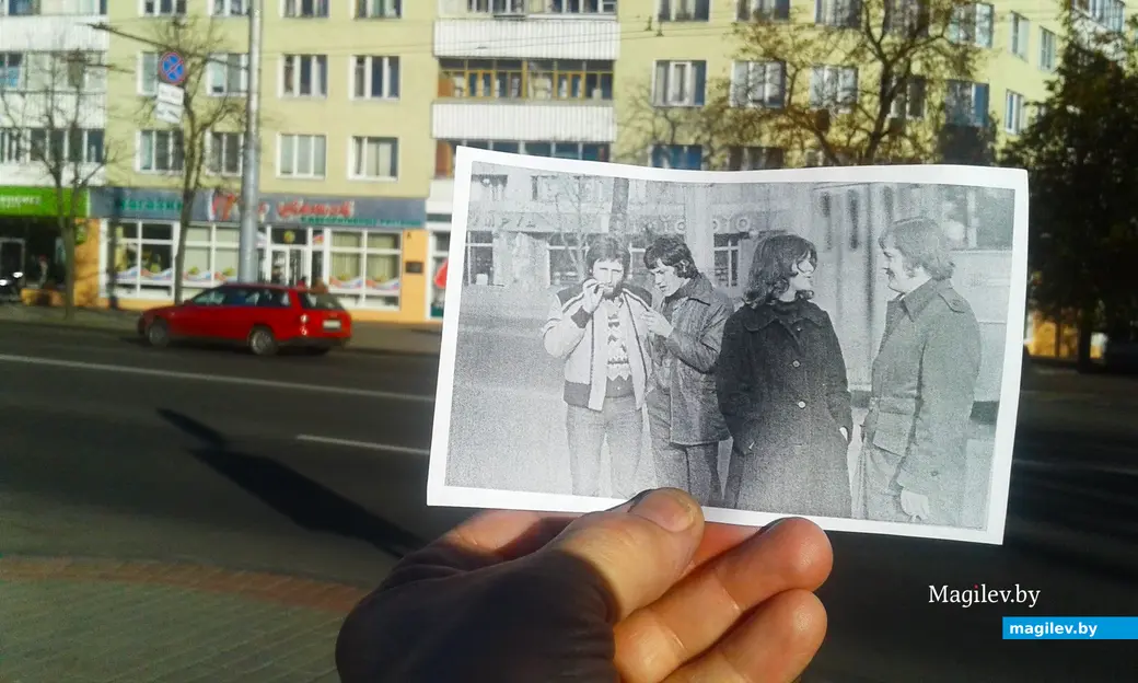 Это не в Изумрудном городе, но напротив изумрудного магазина.