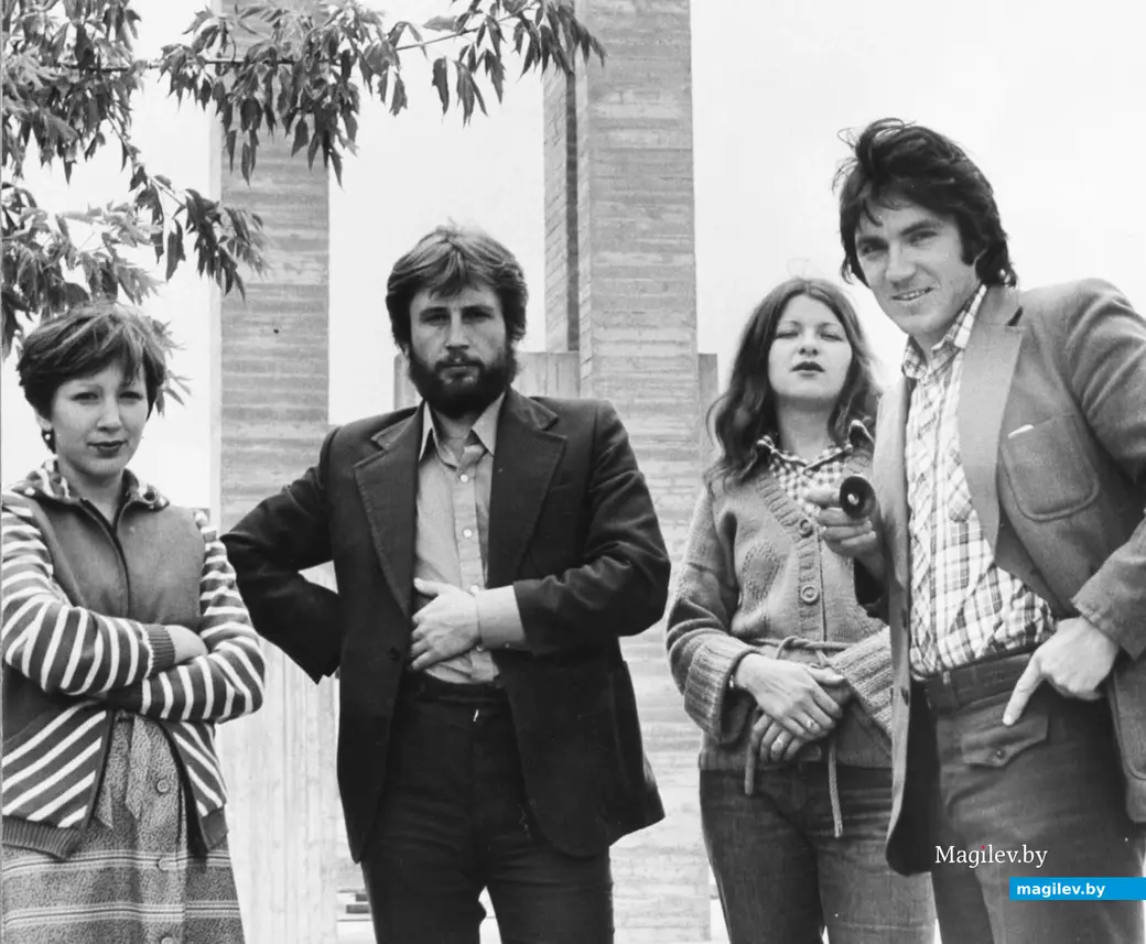 Те же, что и на лестнице. Но вместо Тани Оля. Могилев, 1970-е.