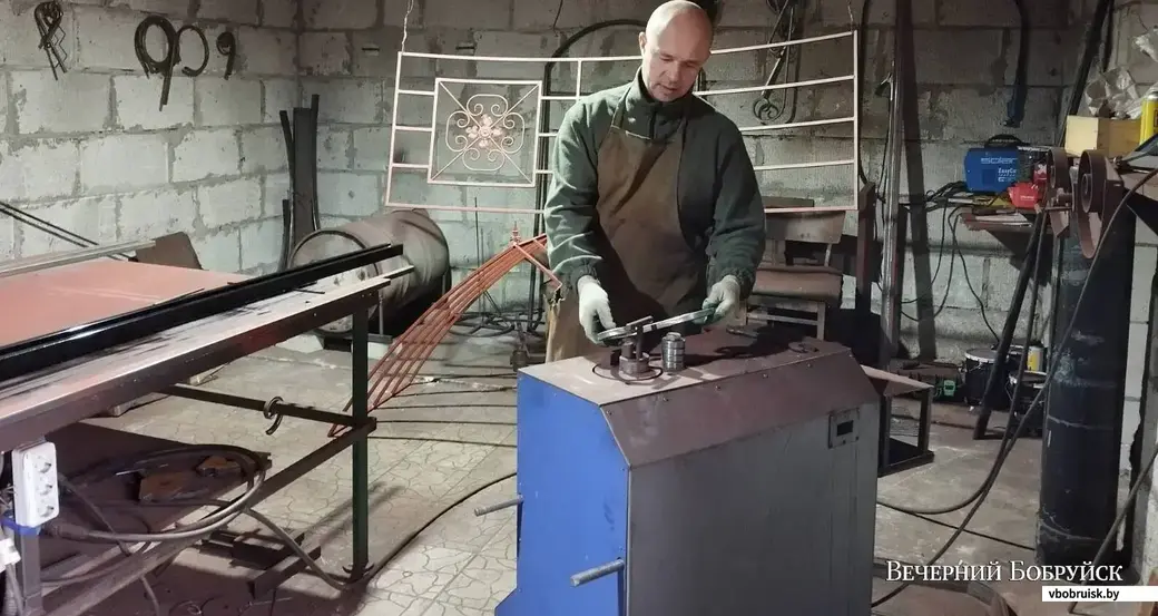 Павел Малахов у себя в мастерской.