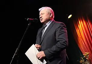 В детстве пас овец и был маминым любимчиком