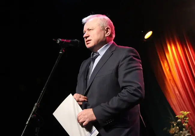 В детстве пас овец и был маминым любимчиком