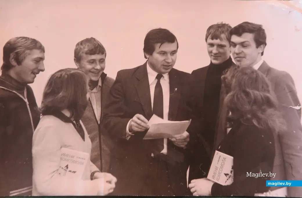 Анатолий Глаз что в детстве, что в юности, что в зрелые годы умел и умеет собирать вокруг себя людей...