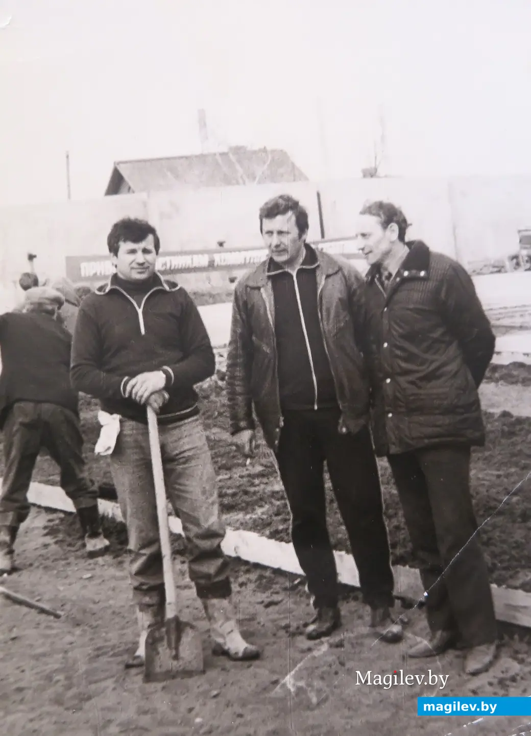 Анатолий Глаз на фото слева - с лопатой в руках.