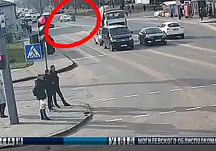 В Могилеве на улице Островского водитель столкнулся с мотоциклом BMW