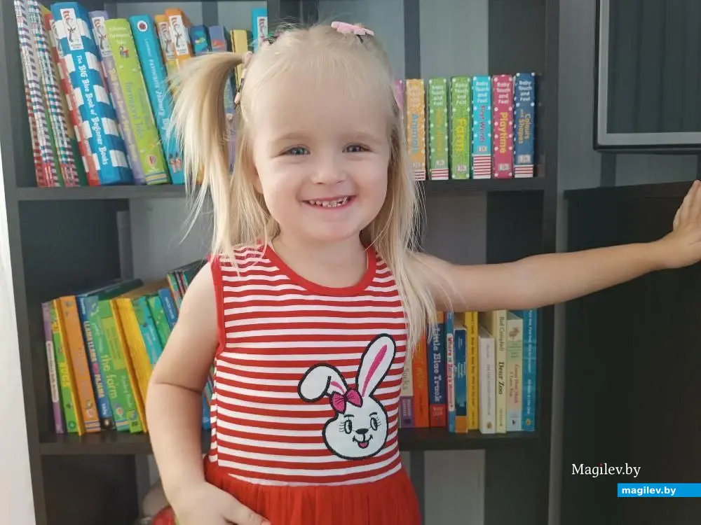 Девочка-билингв Уля, Могилев, 2023 г. Из русских книг читает Чуковского.