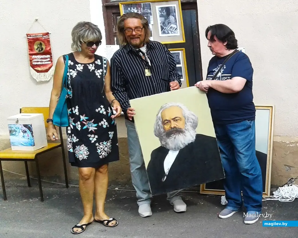 Леня Палевич (справа) на вечере «Не забывайте своих старых друзей!» во дворе Алика Кузькина в Пожарном переулке. Могилев, 2017 год.