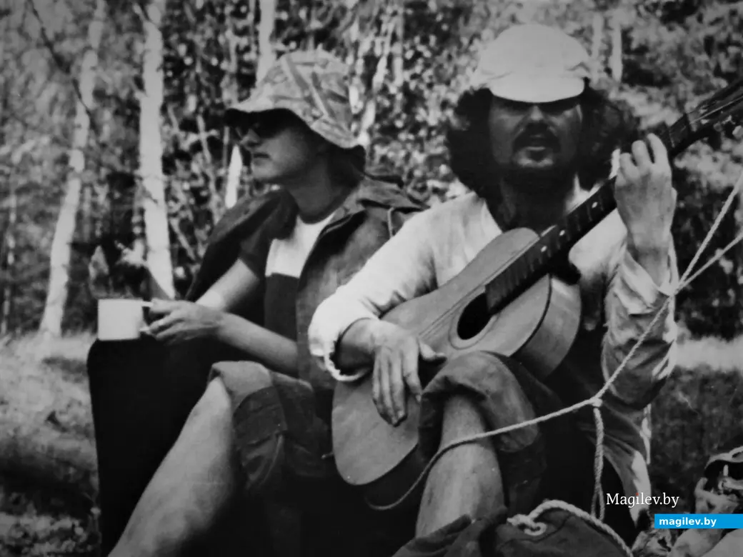 1970-е годы, Могилев. Валик Михайлов (с гитарой) на природе с друзьями.