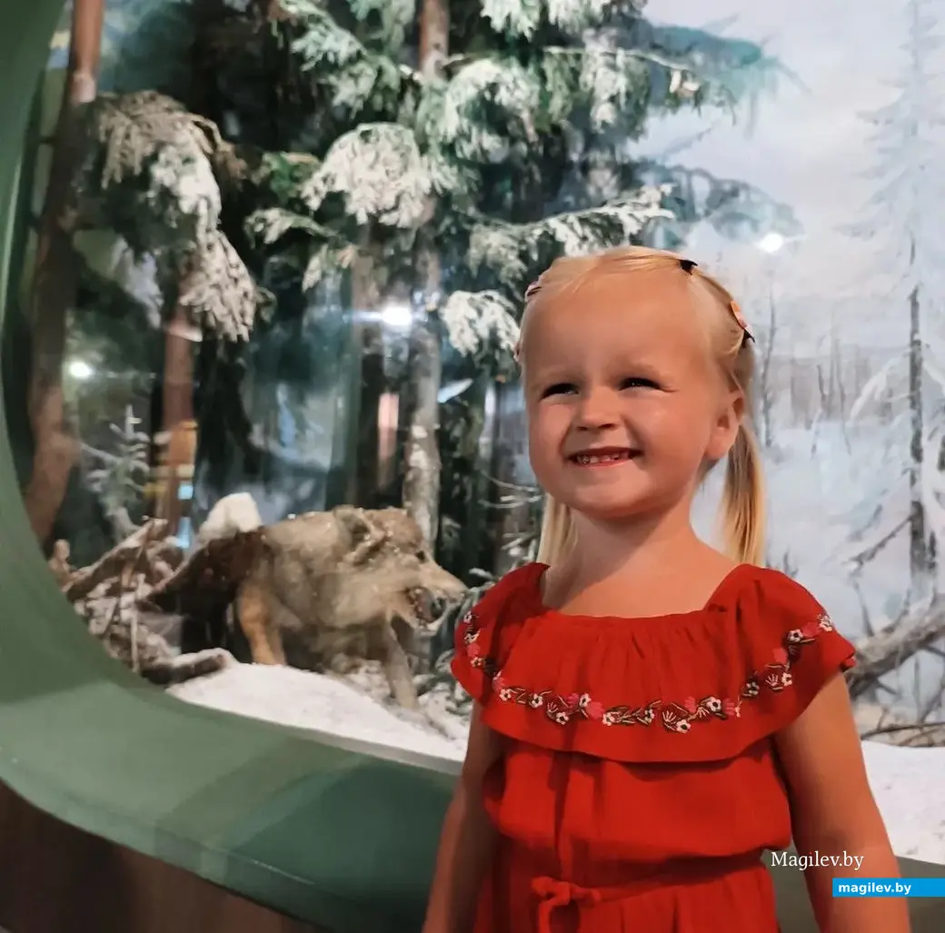 Девочка-билингв Уля, Могилев, 2023 г. «На Новый год Уля получает 2 подарка – один подарок от Санты, другой – от деда Мороза».
