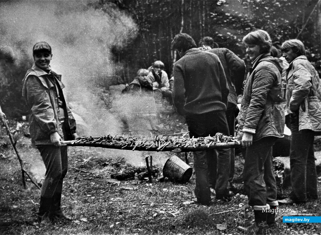 Шашлыки (в промышленных объемах) готовы. Турслет работников КШТ, 1970-е годы.