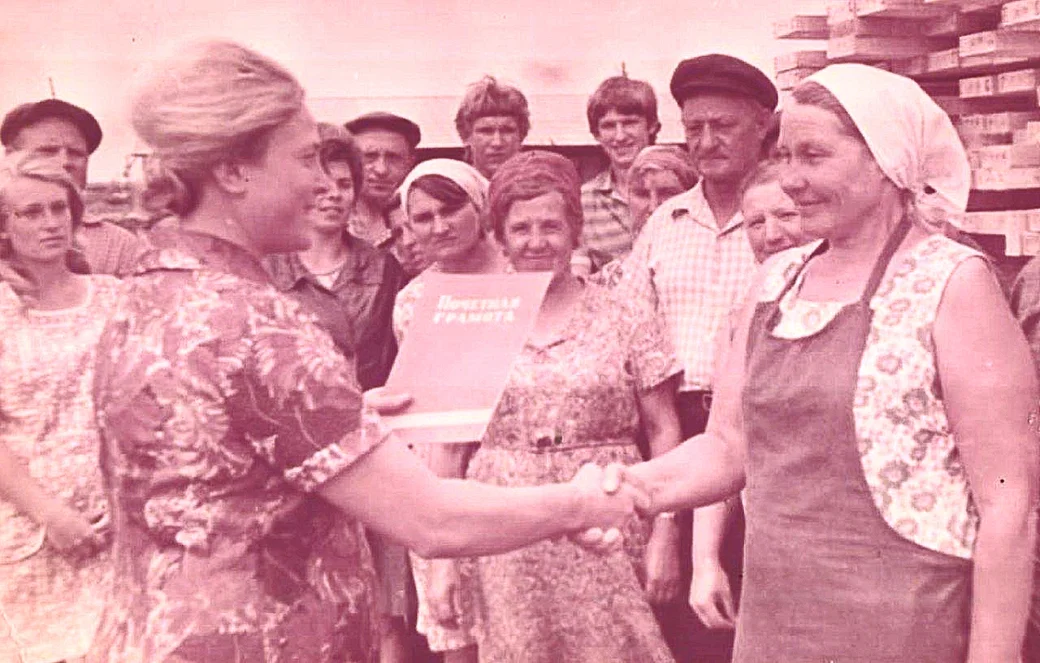Начальник участка Лилия Прорвич (слева) поздравляет свою работницу, 1976 год.