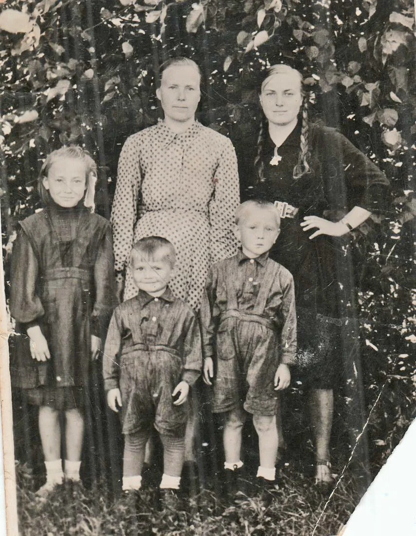 Лилия, 18 лет (справа), с мамой, сестрой и братьями.