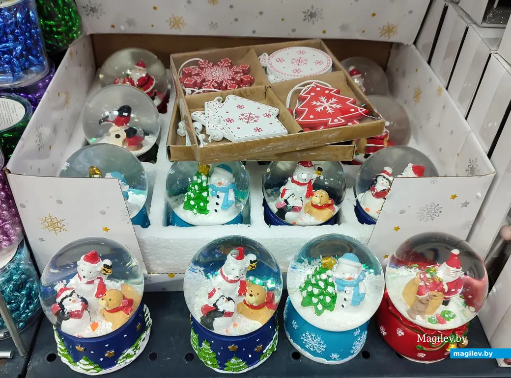 Сколько стоит украсить дом к Новому году? Цена такого шара в Fix Price - 7 рублей.