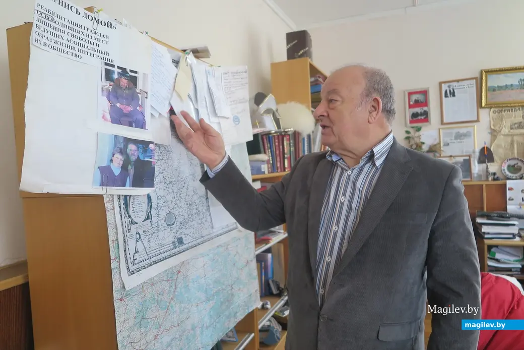 Осень 2023 г. Могилев, ул. Чехова, 10А. Павел Бродов показывает письма, которые поступают ему из мест заключения с просьбами прислать то или другое на зону.