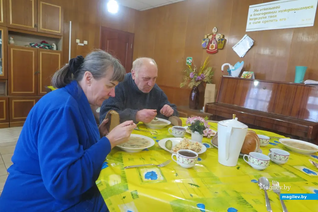 Осень 2023 г. Могилев, ул. Чехова, 10А. Лана, приходя сюда бесплатно обедать, экономит деньги для дочки.