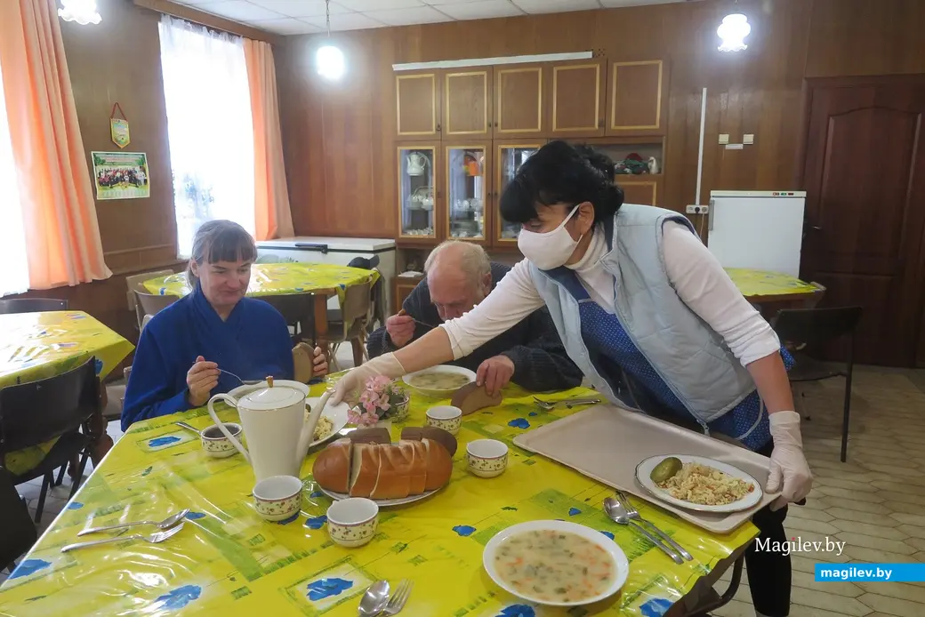 Осень 2023 г. Могилев, ул. Чехова, 10А. Бесплатный обед в благотворительной столовой «Табеи».