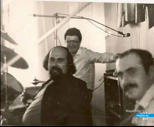 1980-е. Музыканты в ресторане «Бобруйск». В центре – Рафаэль Гольдман, за барабанами – Валерий