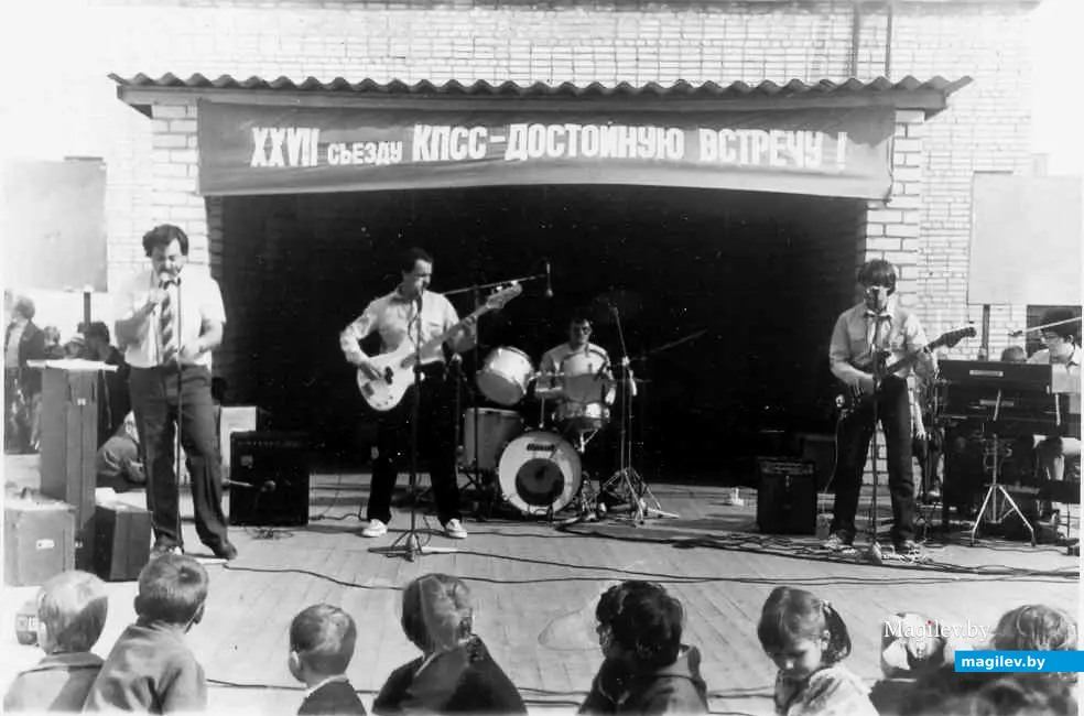 Алик Кускин (крайний слева) в составе ВИА, выступающего на площадке одного из микрорайонов. Могилев, 1985 г.