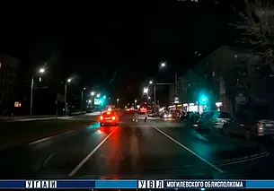 На Космонавтов в Могилеве девушки перешли дорогу на «красный свет», спровоцировав ДТП