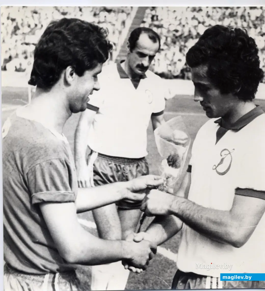 Минское «Динамо» принимает тбилисских одноклубников (слева направо: Прокопенко, Кипиани, Гуцаев). Минск, июль 1981 г.