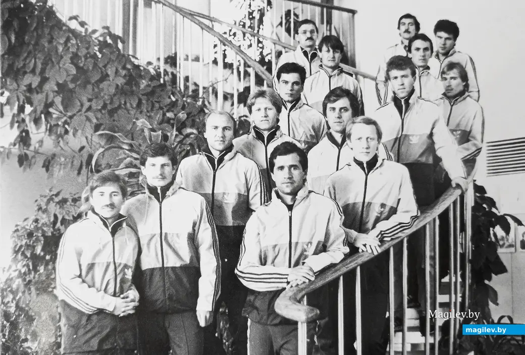 Александр Прокопенко (крайний справа в первом ряду) в составе могилевского «Днепра», 1986 г.