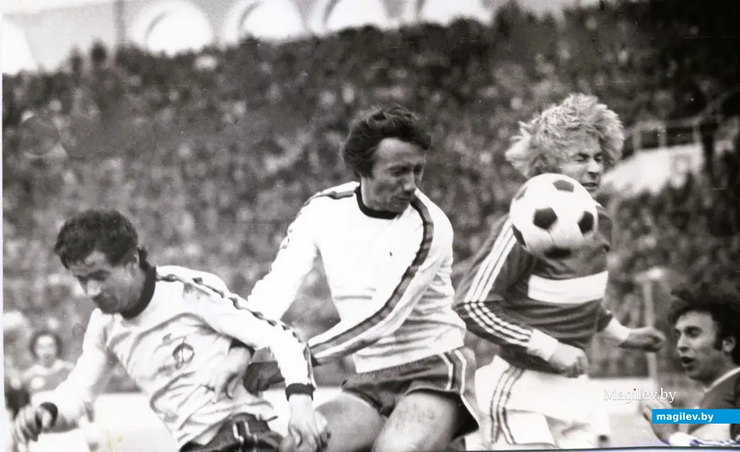 В борьбе за мяч Прокопенко, Гуринович, Шавло, 1979 г.