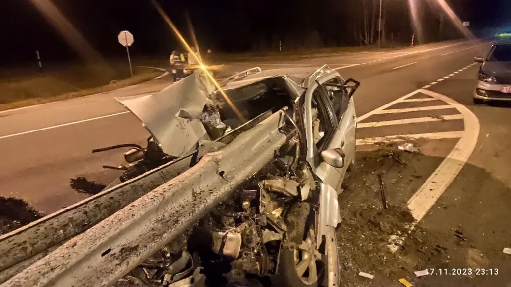 17 ноября 2023 года. В Слуцком районе отбойник проткнул легковое авто. Водитель погиб на месте. Фото: УВД Миноблисполкома.