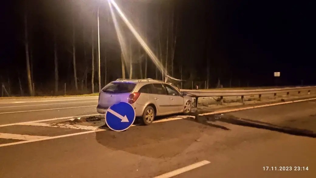 17 ноября 2023 года. В Слуцком районе отбойник проткнул легковое авто. Водитель погиб на месте. Фото: УВД Миноблисполкома.