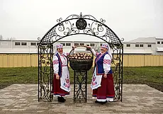 В Бобруйском районе увековечили картошку в бронзе. Фотофакт