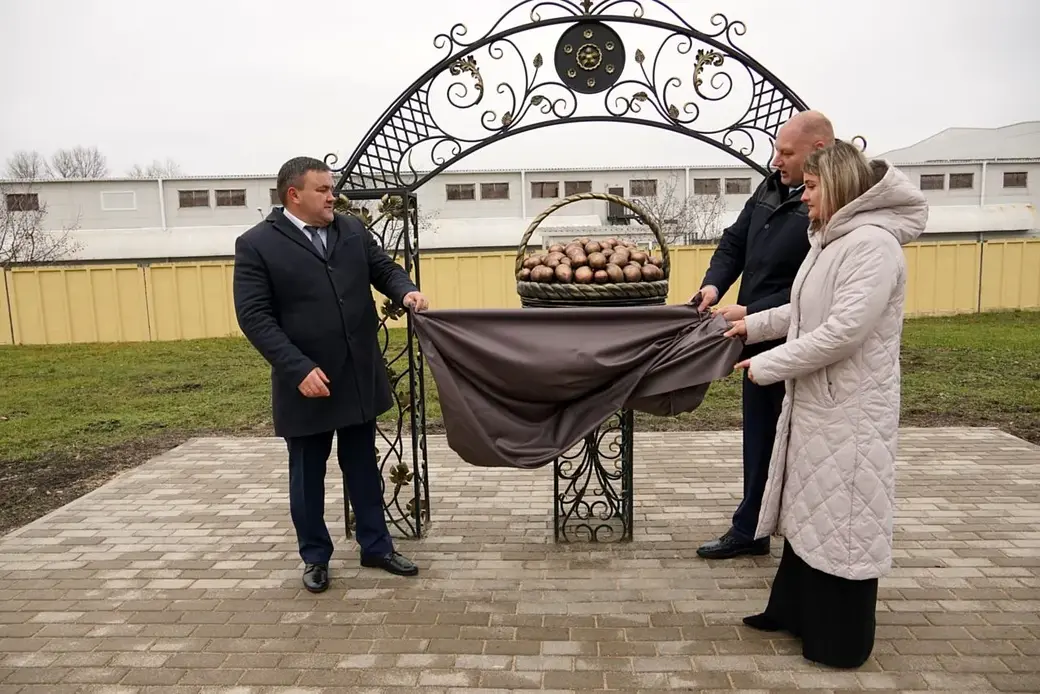 18 ноября 2023 года,, Бобруйский район, агрогородок Большие Бортники. Торжественное открытие малой архитектурной формы, олицетворяющей главный овощ на столе каждого