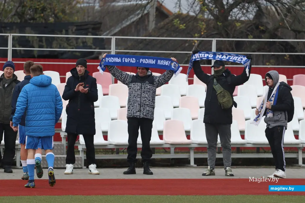 «Спасибо, мужики, за поддержку!». Фото со страницы ФК «Днепр – Могилев» в соцсети ВКонтакте.