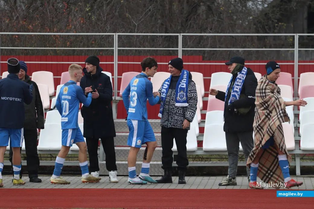 «Спасибо, мужики, за поддержку!». Фото со страницы ФК «Днепр – Могилев» в соцсети ВКонтакте.