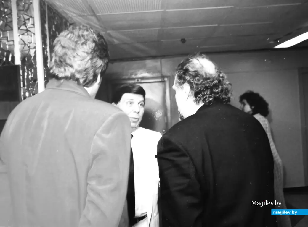 1990-е годы, Могилев. Певец Вадим Мулерман (в белом пиджаке) обсуждает с Владимиром Браиловским свое предстоящее выступление.