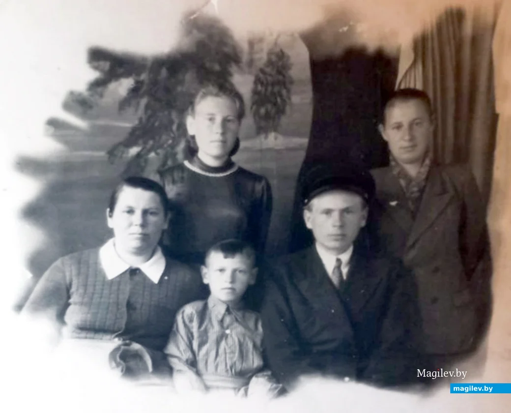 1952 год. Бабушка Елена (в первом ряду слева) . Возле бабушки во 2-м ряду дочь Ева и два сына Фёдор