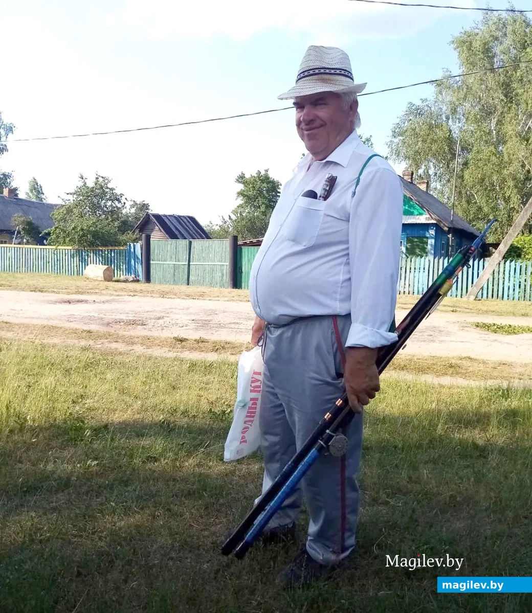 2023 год. Заполье. Владимир Афанасьевич идет на рыбалку на Птичь.