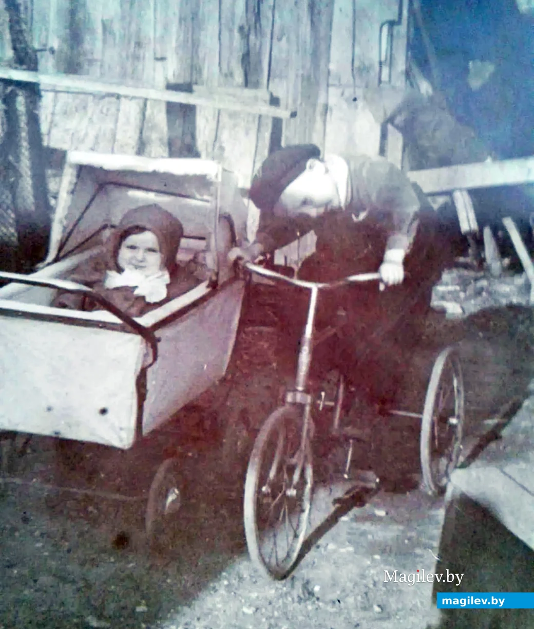 1961 го. Сахалин. Маленькая Галина в коляске. Рядом с ней старший брат Геннадий.