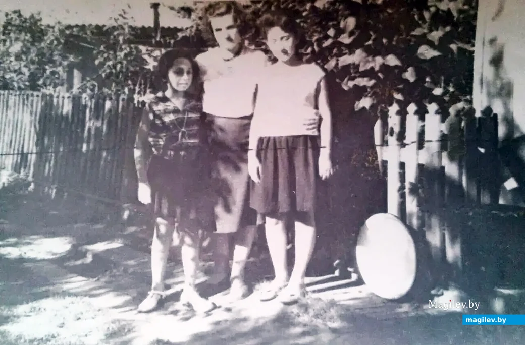 Начало 1970-х. Анна Павловна Царик со своими воспитанницами Ритой и Инной Геллер.