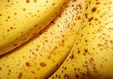 Почему хитрые хозяйки не выбрасывают перезрелые бананы: 3 способа найти им полезное применение дома