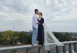 «В нужный момент свидетель взрывает шампанское, по сигналу папа поджигает салют…» Свадебная пара недели